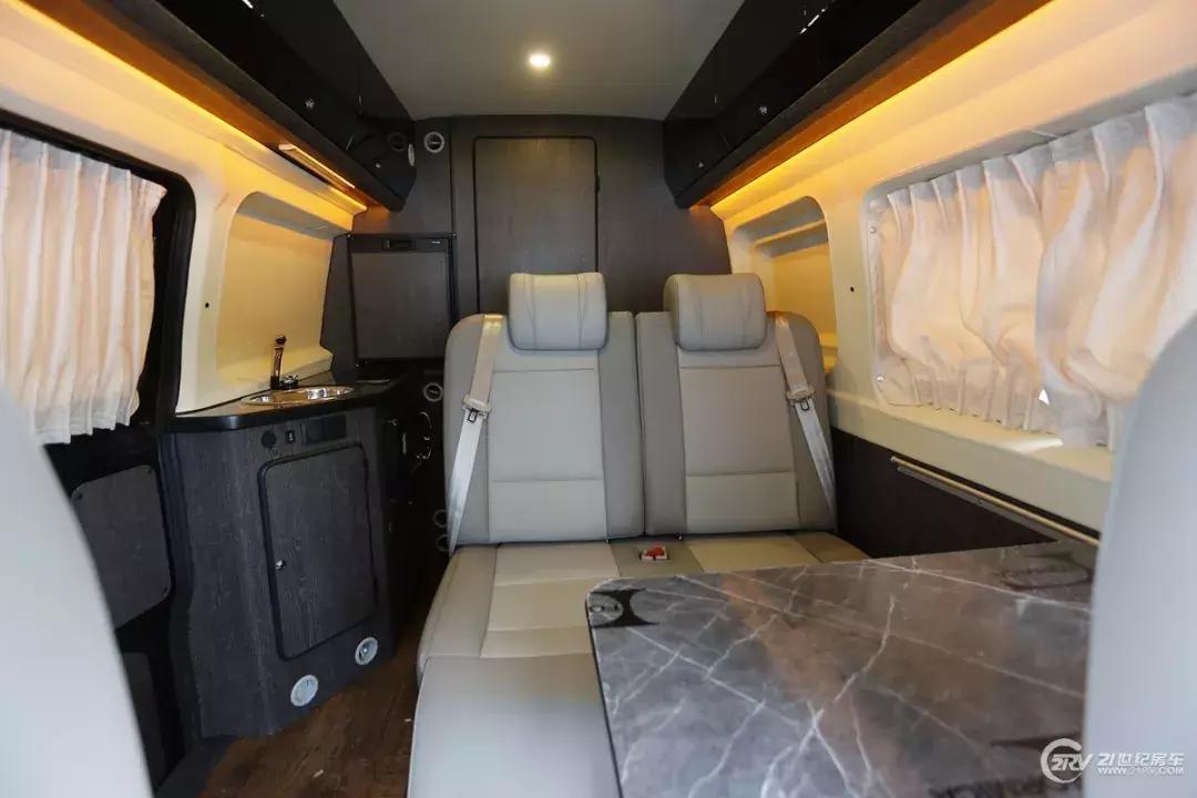 36.98万的轻卡房车,最新款2.5米湖光自动挡房车