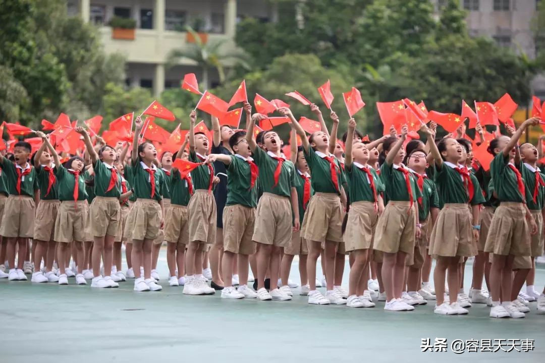 3000多名师生传递国旗为祖国庆生,万名师生用歌声庆祝祖国华诞