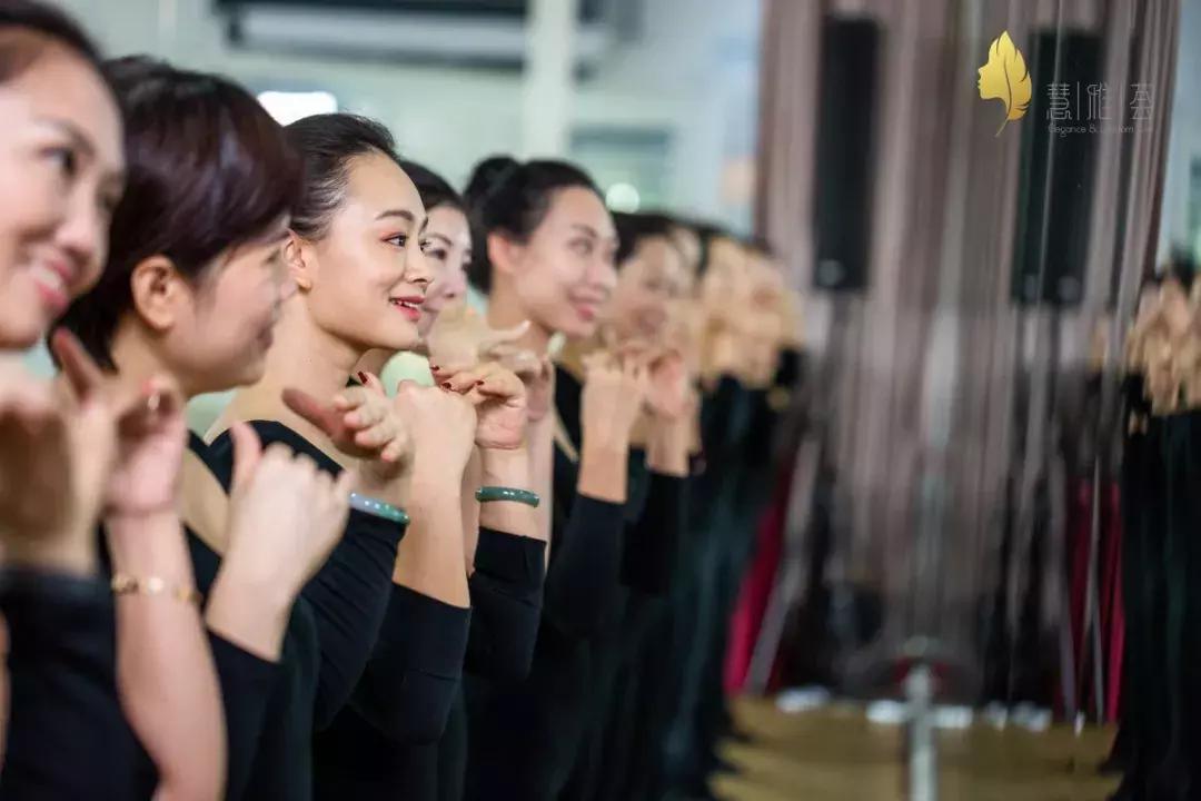 女性气质礼仪培训班,优雅仪态培训报名