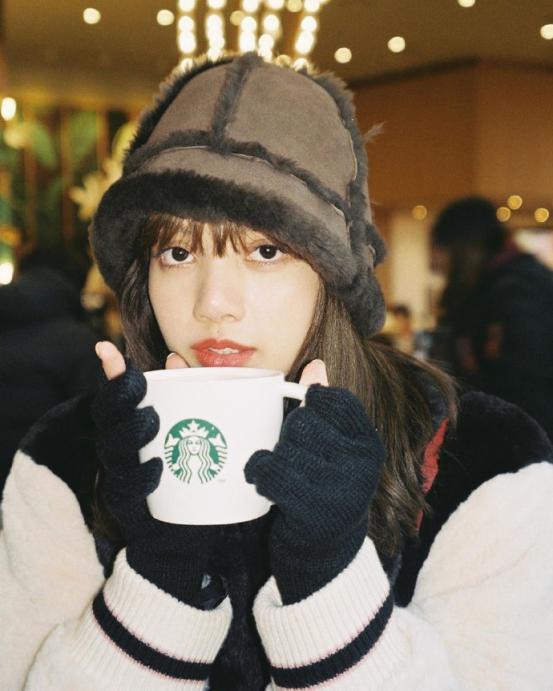 lisa慵懒风t恤加牛仔裤穿搭,lisa机场穿搭大衣牛仔裤