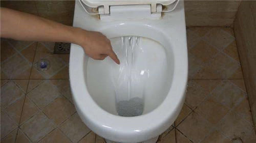 马桶堵塞用开水冲会怎么样,马桶堵了可以浇滚烫的开水吗