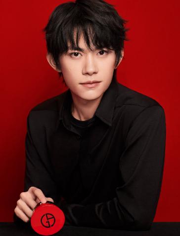 阿玛尼美妆二十周年,代言人易烊千玺开启您的变美之旅