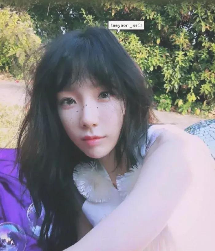 泰妍奚梦瑶,奚梦瑶穿miumiu黑钻吊带裙