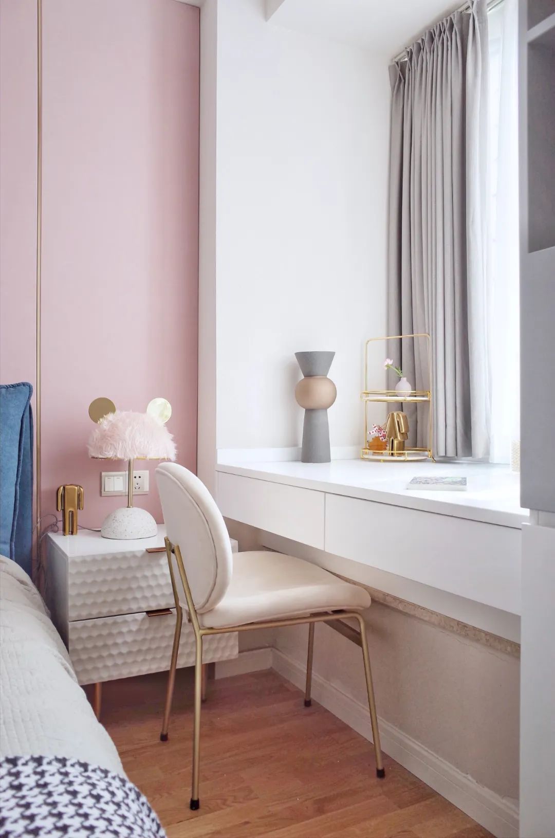 不顾后果砸掉飘窗,锤子砸下去瞬间,她们就后悔了