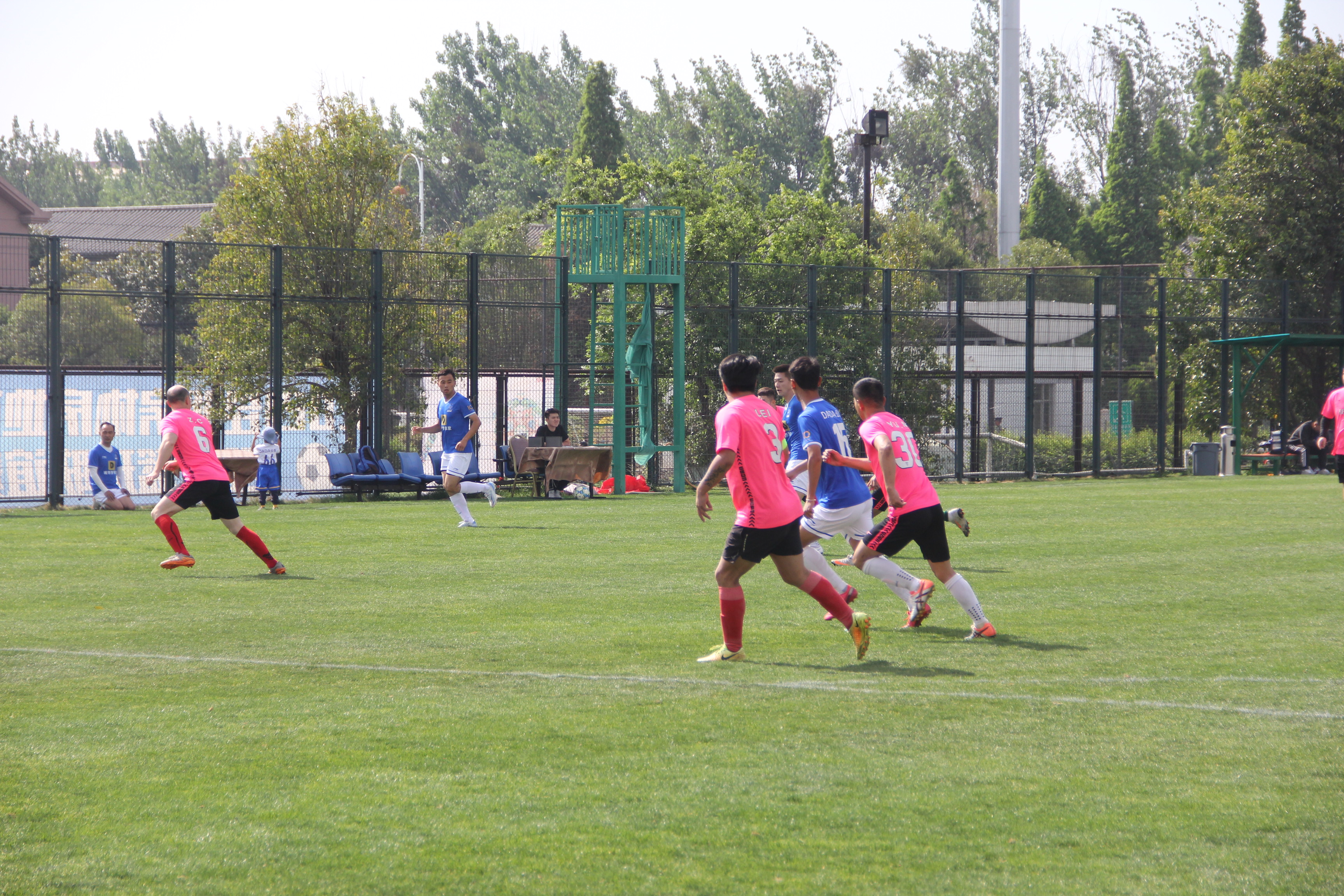 志航杯快乐周末足球赛：乐动五战全胜鑫宏鹰老当益壮