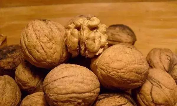 从刷涂料到乳胶漆的过程,桐油漆与水性油漆的优缺点