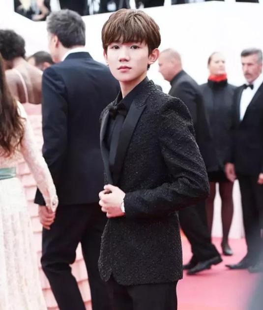 王源差点被台阶绊倒,王源一不小心绊倒自己系列