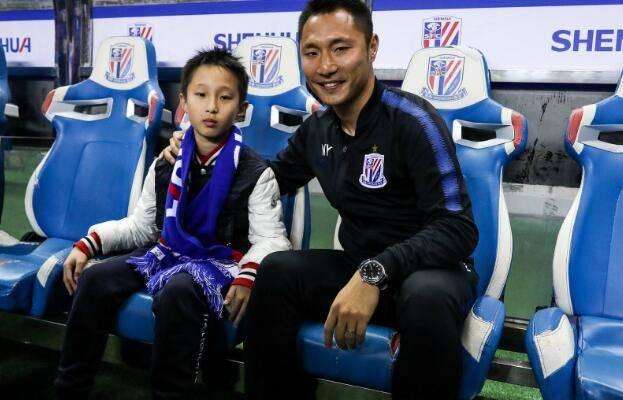 他曾是平民家庭里走出的足球小子,职业生涯坎坷两次被国字号封杀