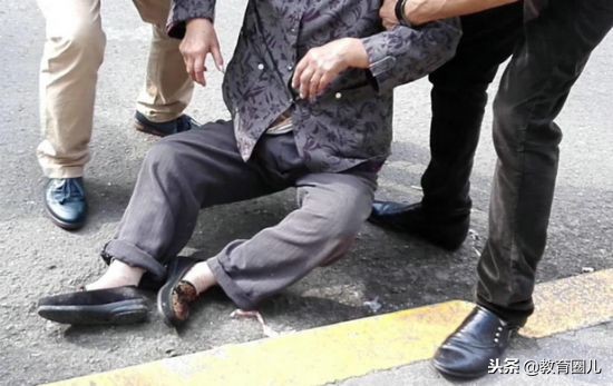 遇到老人摔倒不敢扶可以打110吗,家里没有矿不敢扶老人