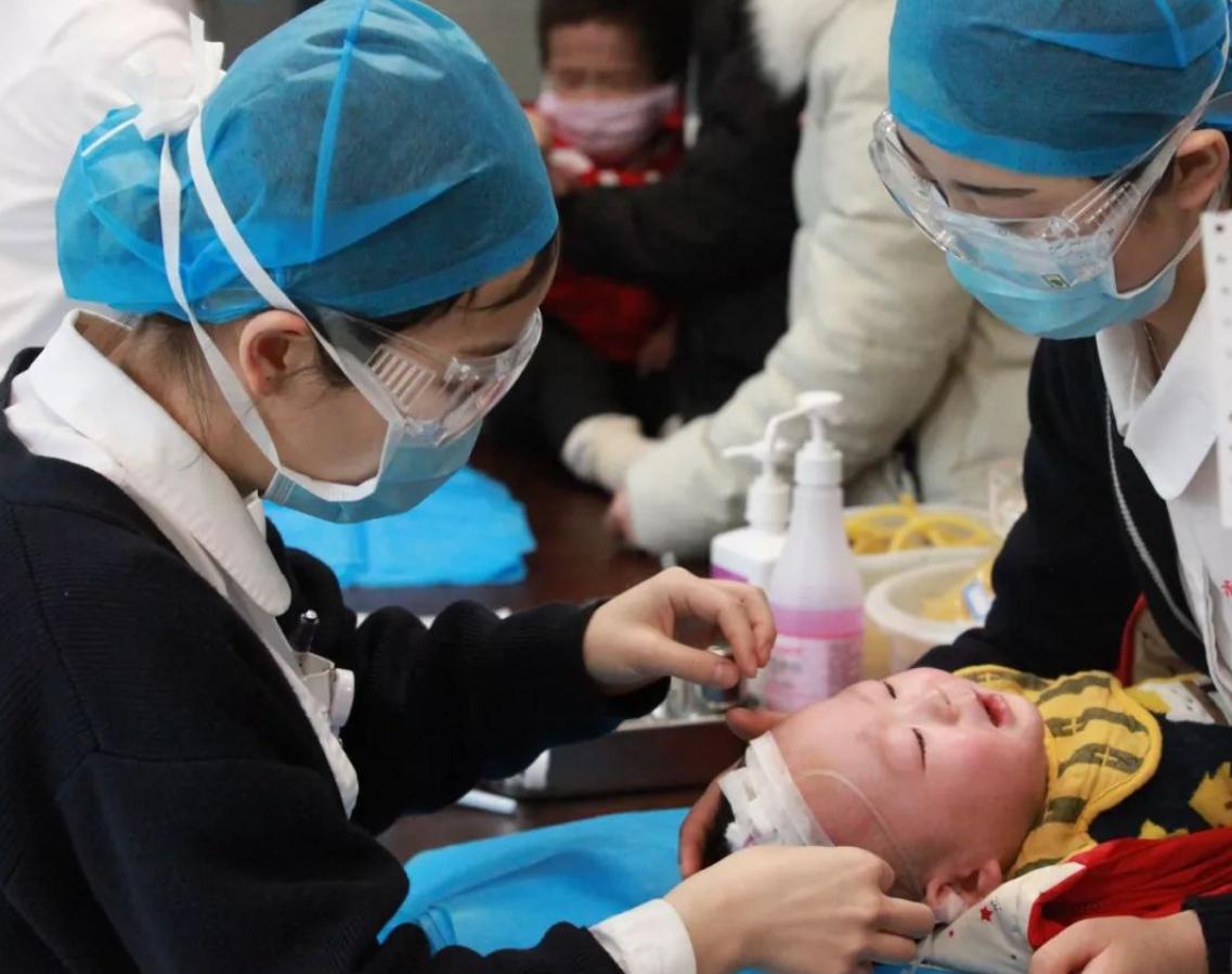 两岁小孩确诊新冠怎么治疗好,两三岁小孩确诊新冠肺炎怎样隔离