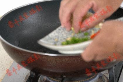 一口吃掉爆辣金针菇这样才叫过瘾,好吃到爆的变态辣金针菇