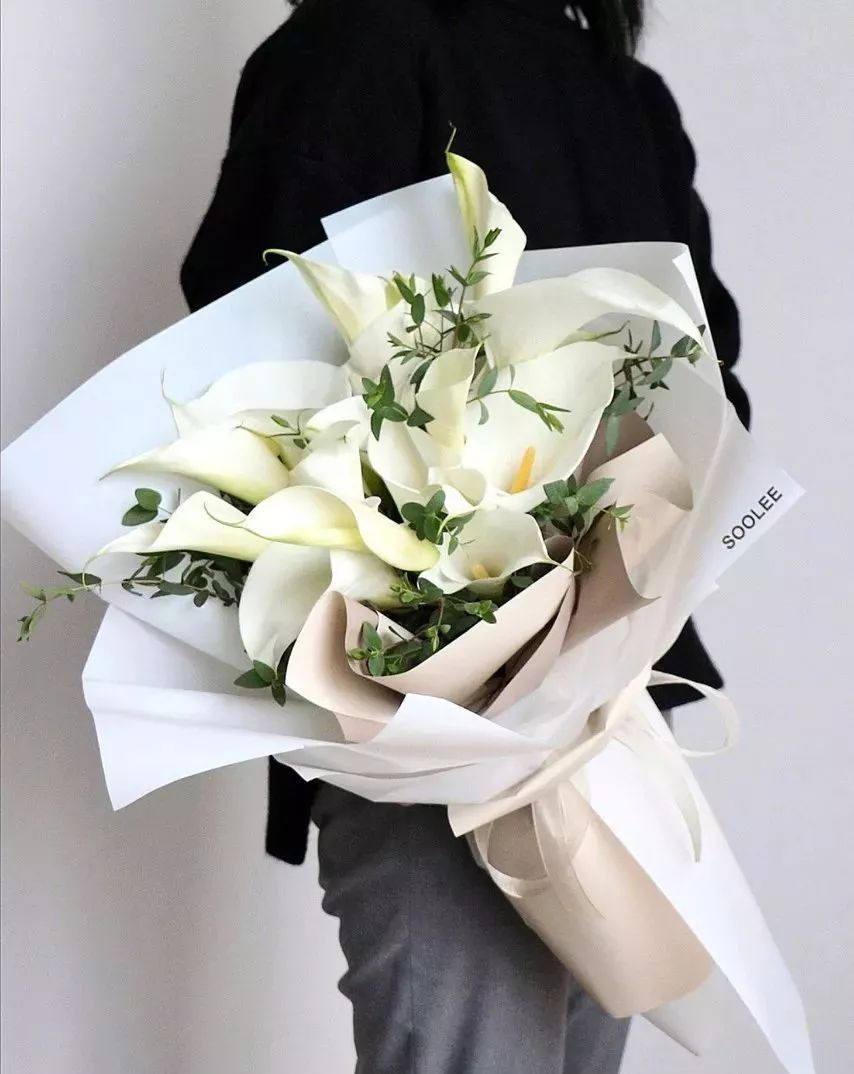 鲜花店日常换水整理花材,花要不要经常换水