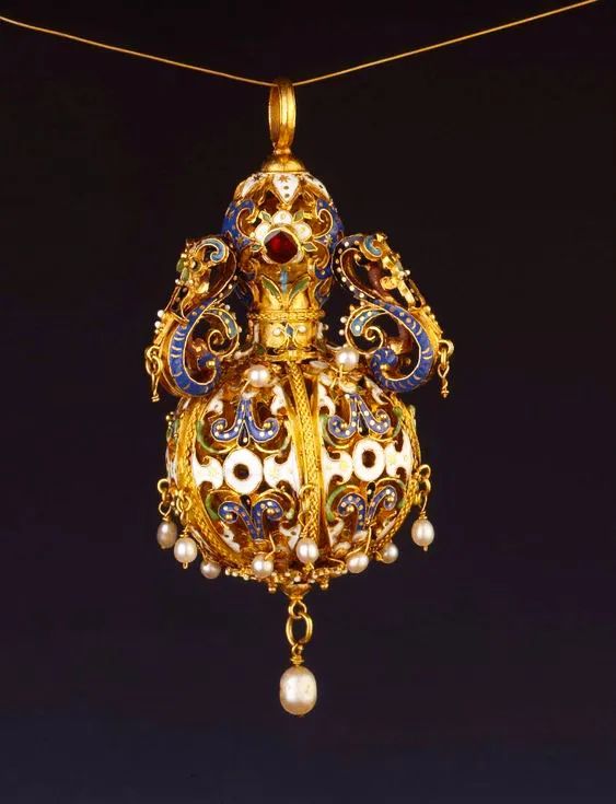 珍珠当牙签，红宝石镶圣经，还是Gucci和香奈儿的灵感缪斯