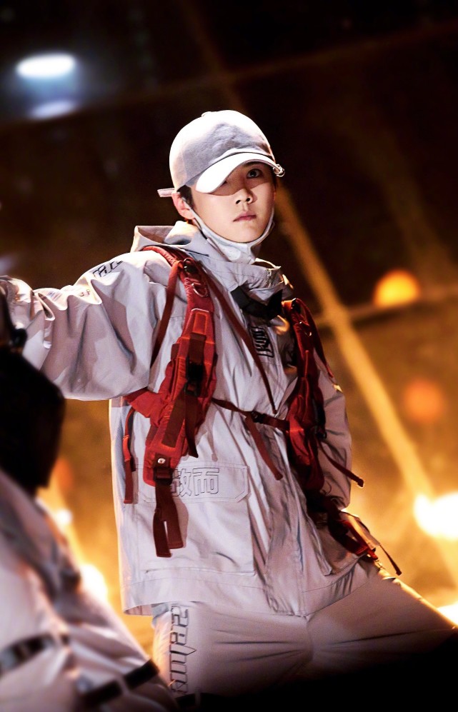 鹿晗最新广告大片曝光，粉色服装混血感满满，内娱颜值天花板