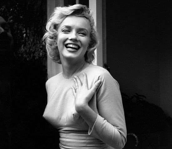 银本康——带你了解五十年代女性*弹子**内衣的历史