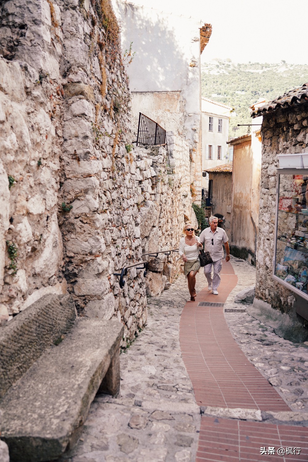 比巴黎浪漫还安全，南法海边的这几个风情小镇，好莱坞电影取景地