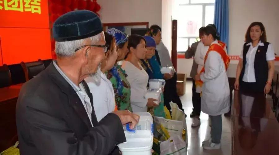 阿克苏五洲男科医院,民族团结一家亲社区慰问活动