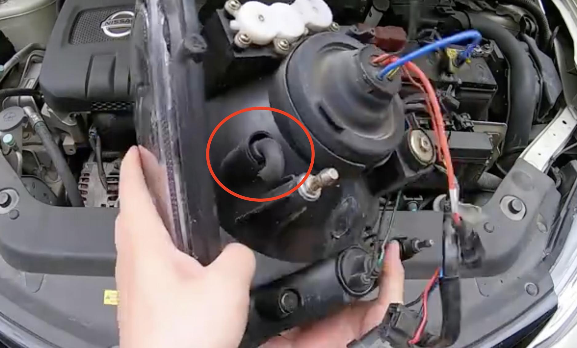 车灯起雾和进水照片,新车灯后尾灯进水起雾解决方法