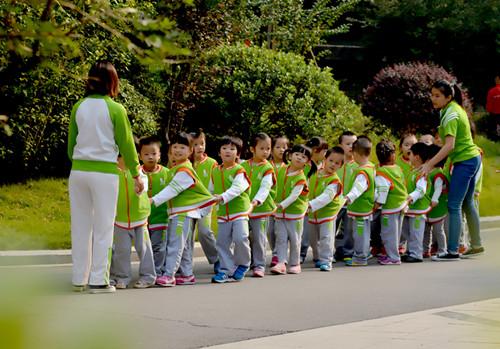 异物进入喉咙用什么方法施救,异物误入气管急救方法叫什么