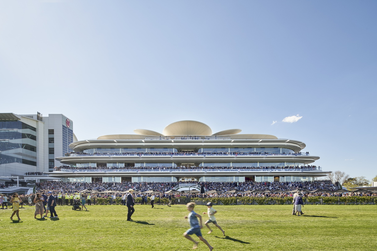 这个赛马俱乐部看台开放后,喜欢赛马的人数倍增