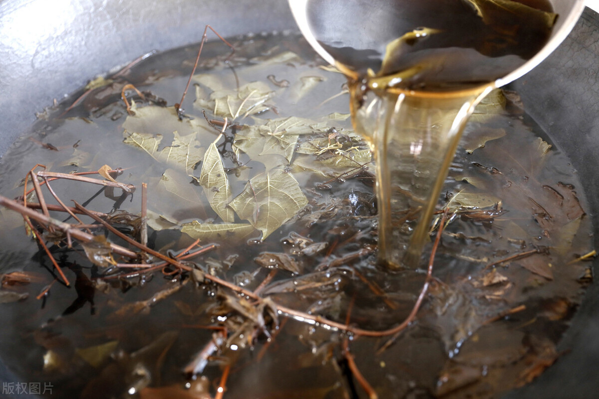 夏至到来，端午悬挂房前的艾草如何处置？5句老话知晓干艾5去处