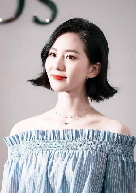 方圆脸女生适合黑长直还是微卷发,适合圆脸女生的自然长直发型