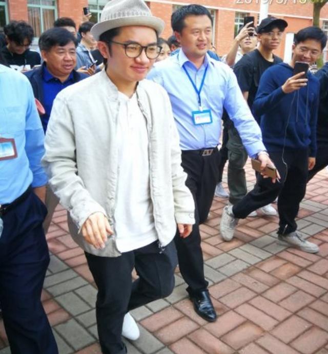 王祖蓝节目上没被路人认出震惊,王祖蓝校服到西装的仪式感