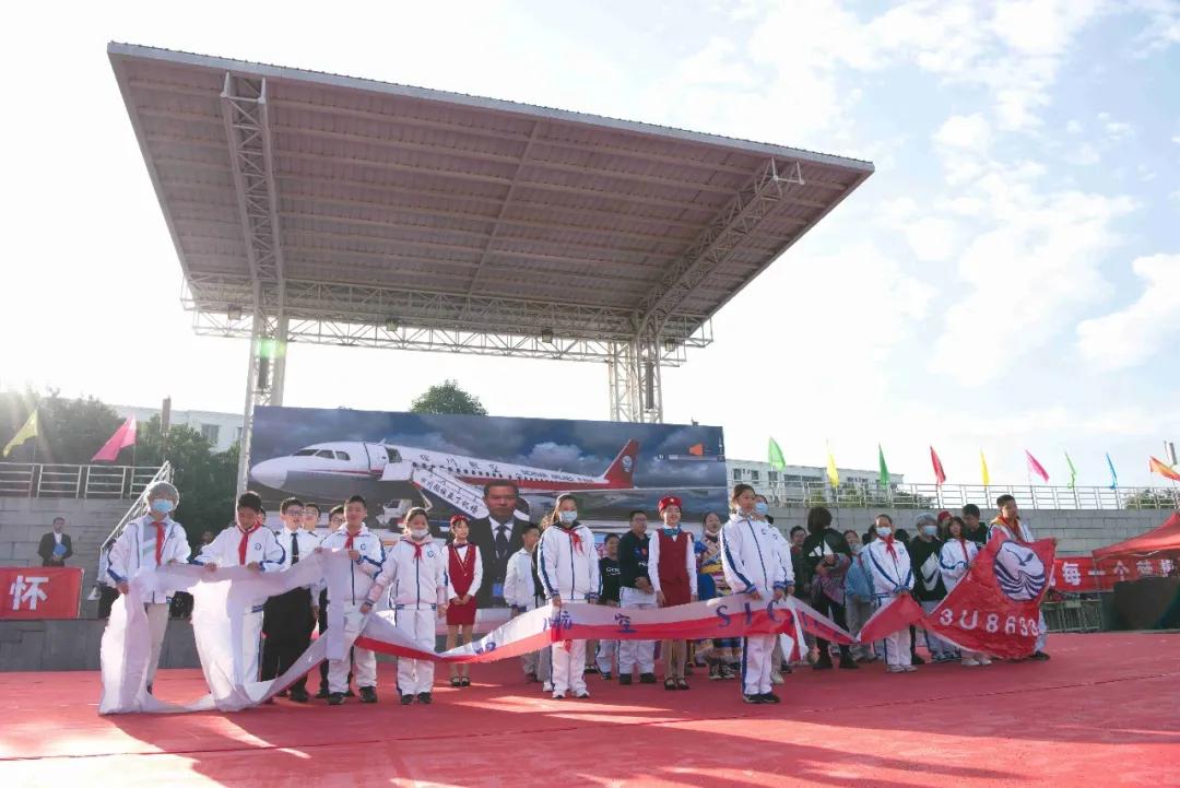 机器人在技能大赛上尬舞,机器人魔性斗舞