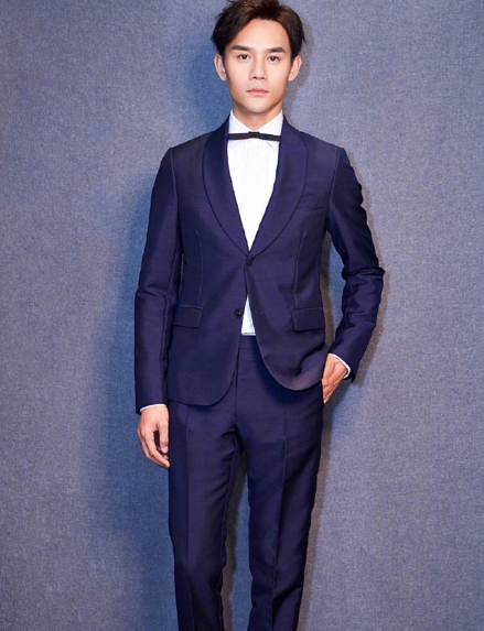 李现穿蓝色的西装,李现穿黑色西装照