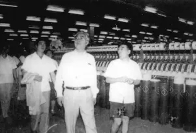 荣毅仁追悼会：规格等同国葬，千人悼念，学生崇拜特意请假来送行