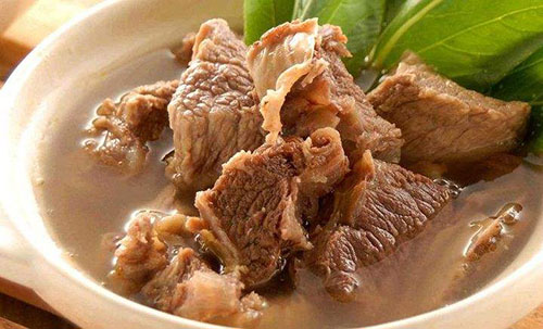 狗狗腿上红色溃烂,狗狗腿破皮骨头露出来了