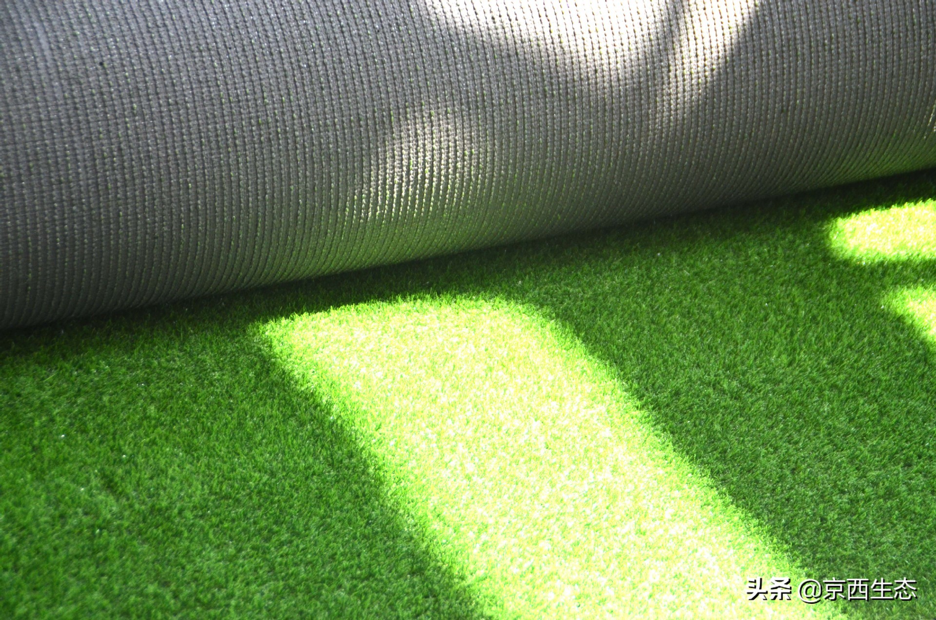 仿真人造草坪和天然草坪的优缺点,人造草坪的7大优势及特点