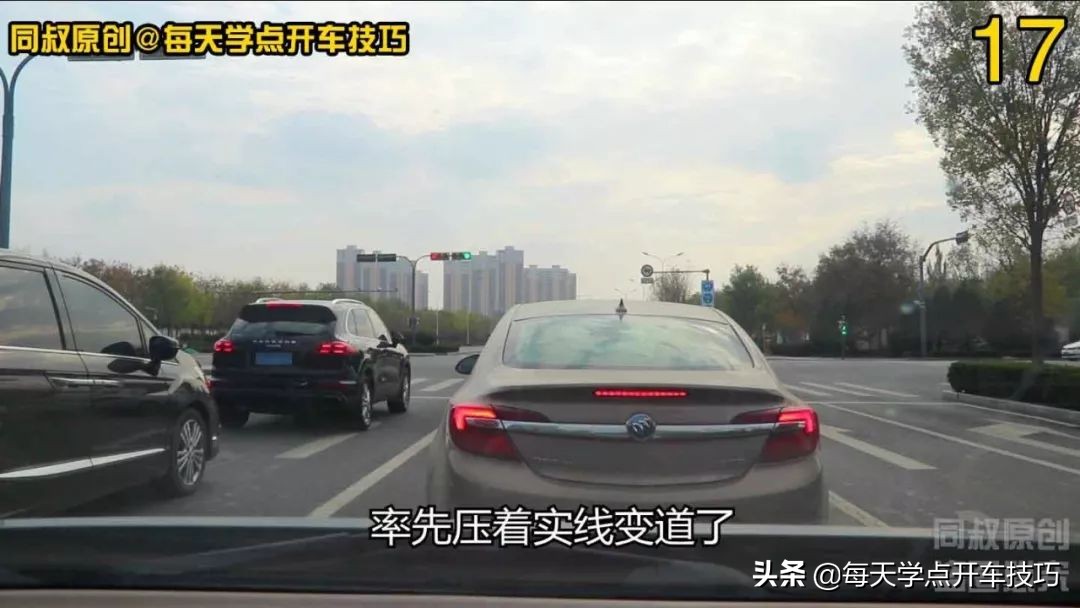 中间车道右拐弯压实线会不会违章,前车道压实线变道违法吗