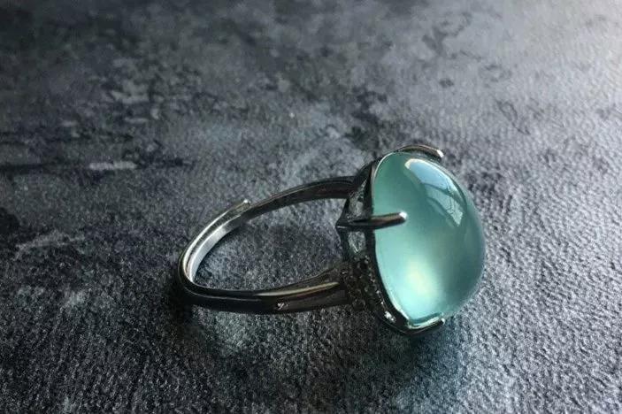 什么玉镯好养又养人,适合女生戴养人的玉镯