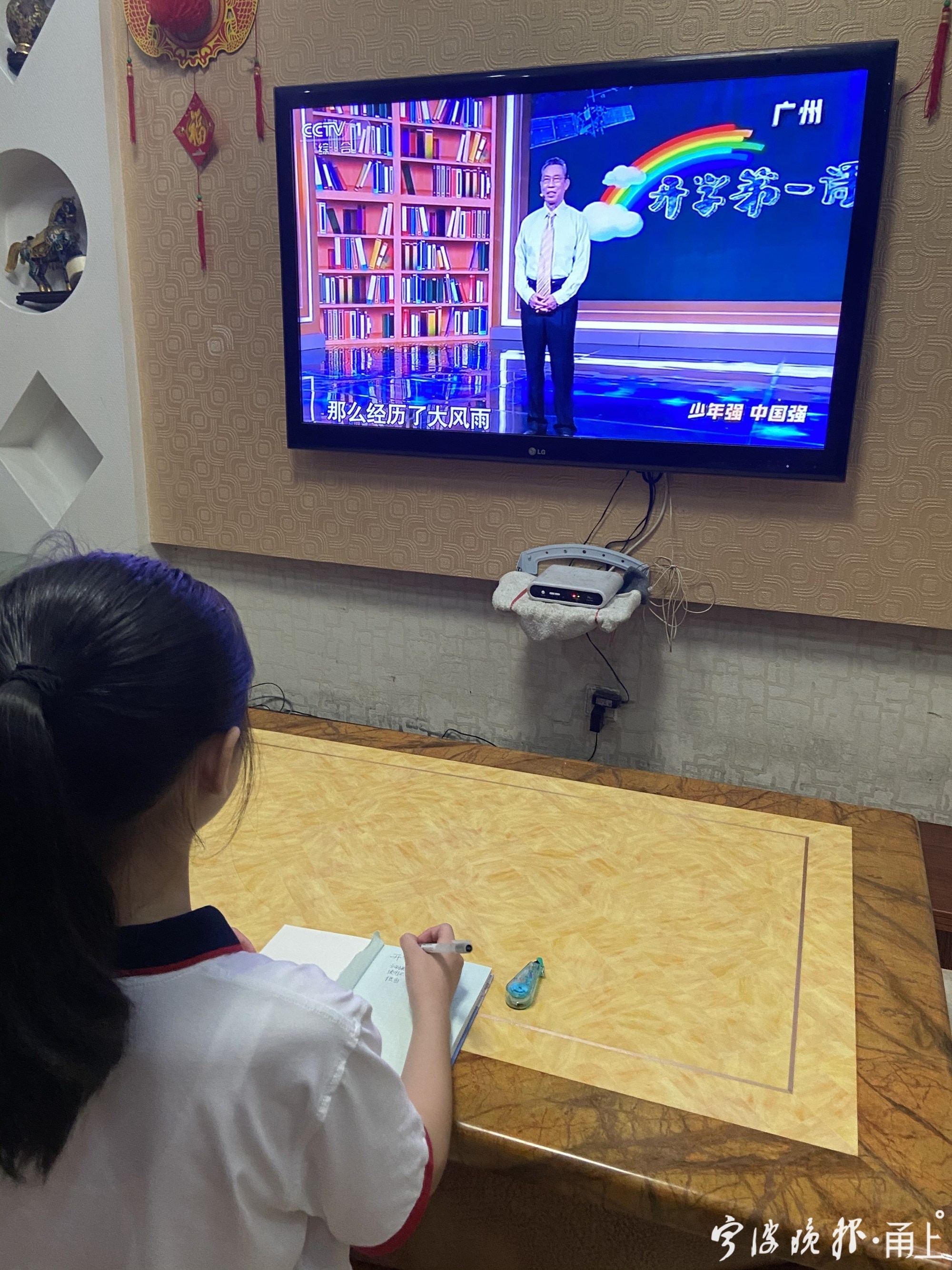 “我看到无数无名英雄”，《开学第一课》引宁波中小学生热议