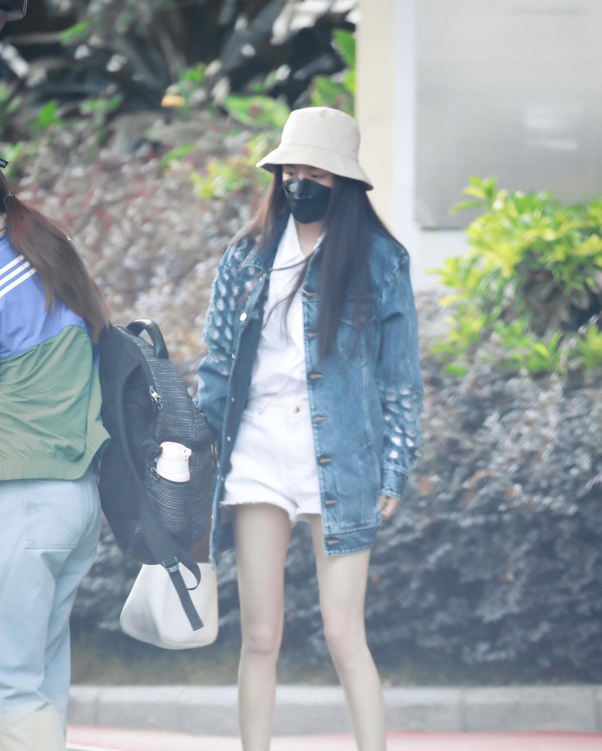 谭松韵穿皮衣衬衫配短裙,谭松韵复古印花衬衫配皮裤大波浪