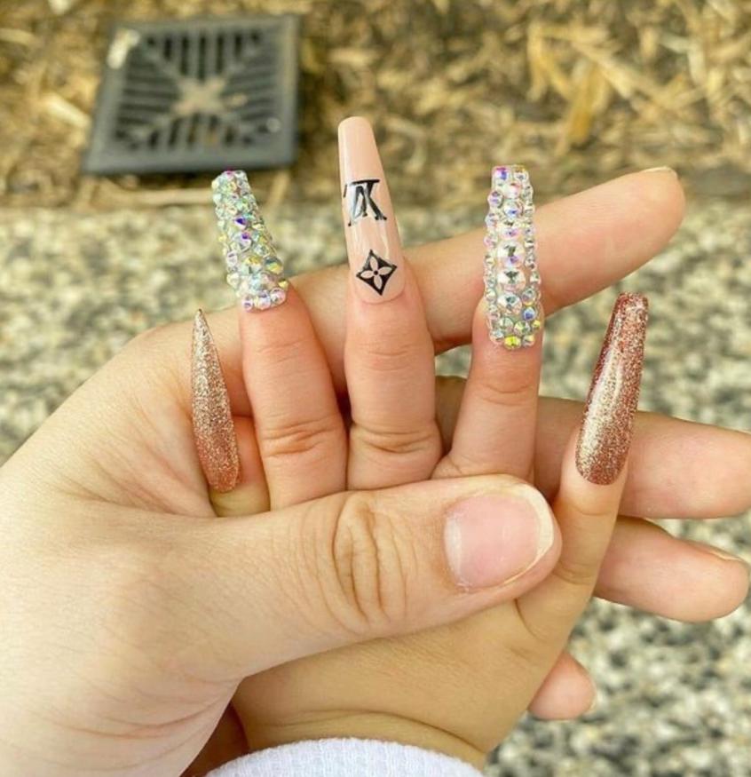 给小孩做美甲彩笔,给小孩做美甲都有什么图案