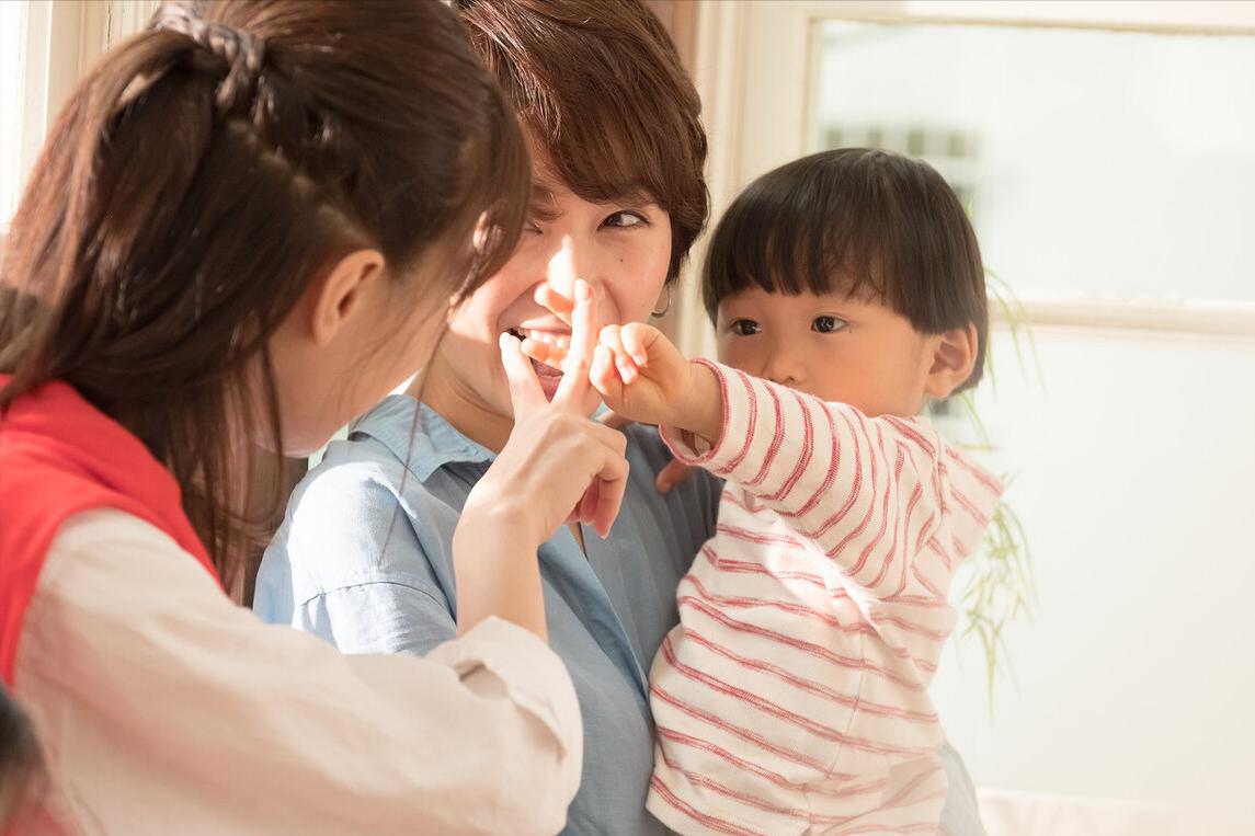 一岁宝宝爱黏妈妈怎么正确引导,1岁宝宝粘人妈妈该怎么办