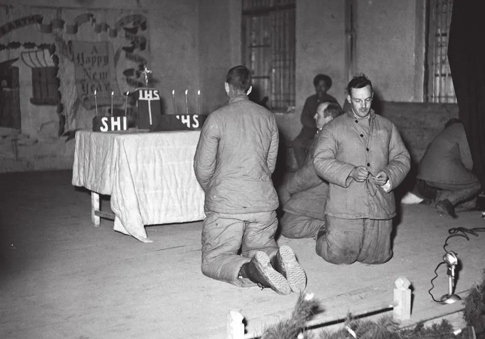 圣诞晚会上，碧潼战俘营的“联合国军”战俘们高呼：志愿军万岁