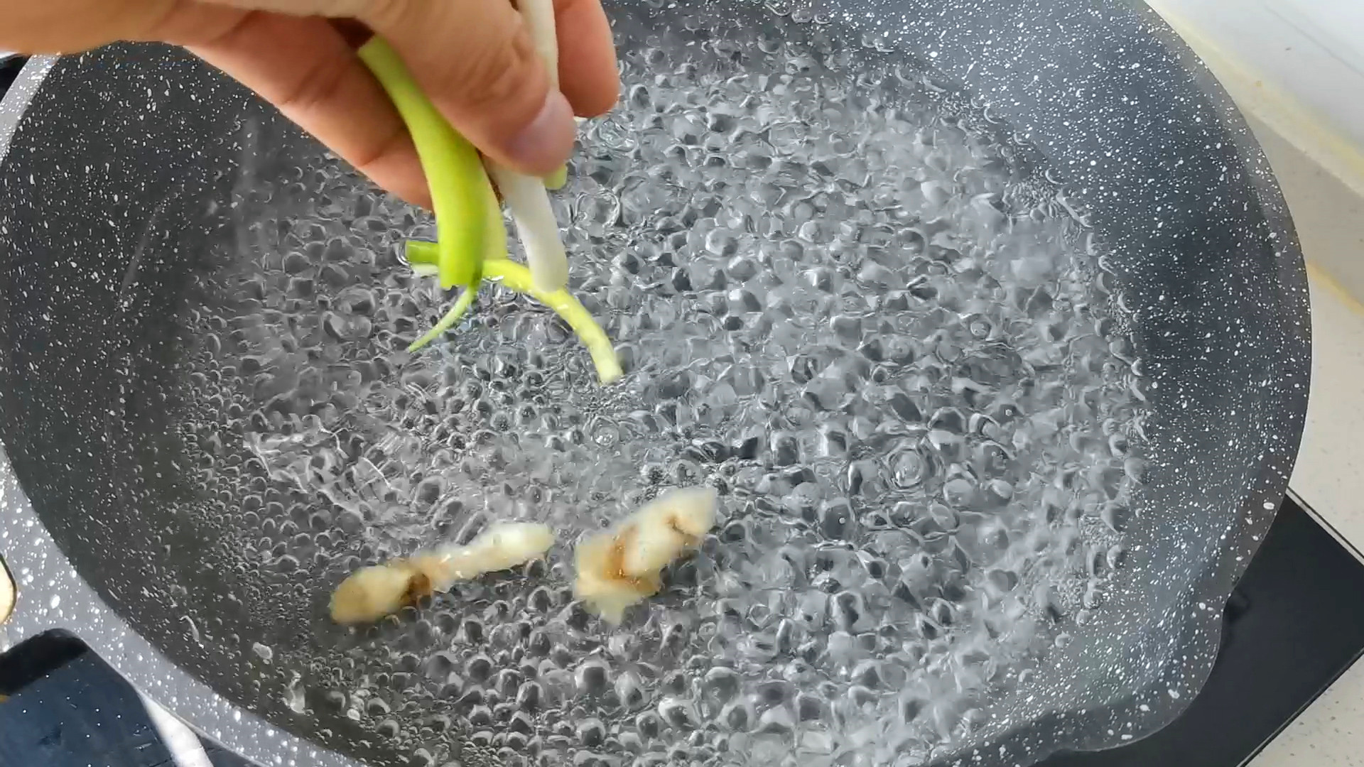 白灼虾最忌用水煮了教你正确做法,怎样煮白灼虾才令虾肉鲜嫩