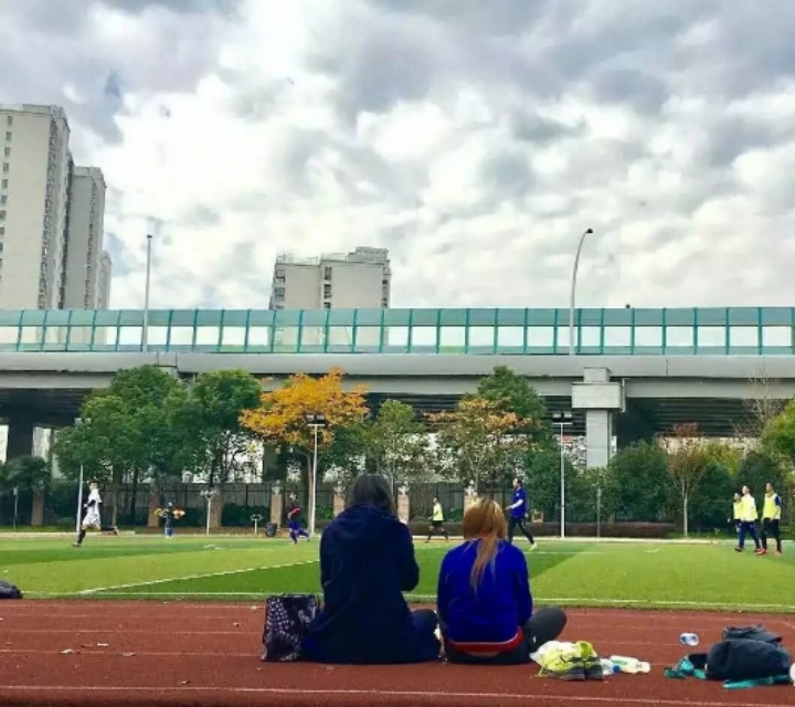 足球运动员喜欢的女孩,喜欢足球的女孩