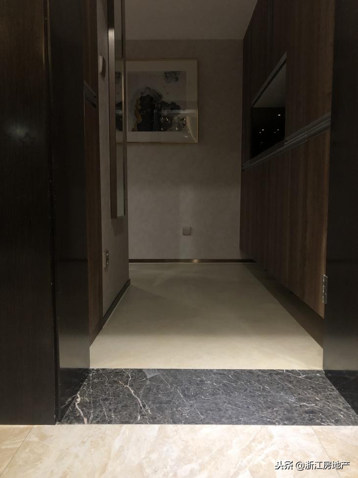 广宇东港空间loft出售,带阳台loft公寓样板间