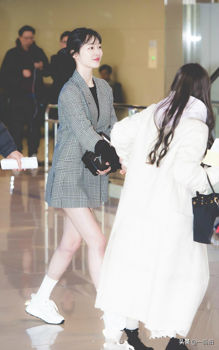 崔雪莉竟然会神奇魔法，沉稳的西服也可以这么时尚？