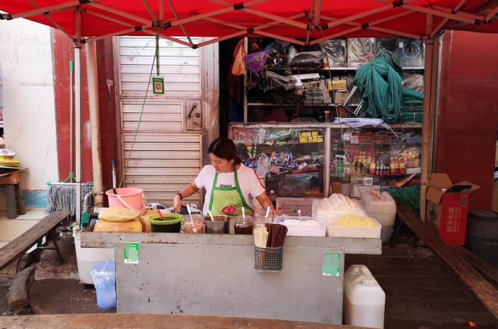 云南小坡凉面摊老板娘,云南正宗摆摊凉面