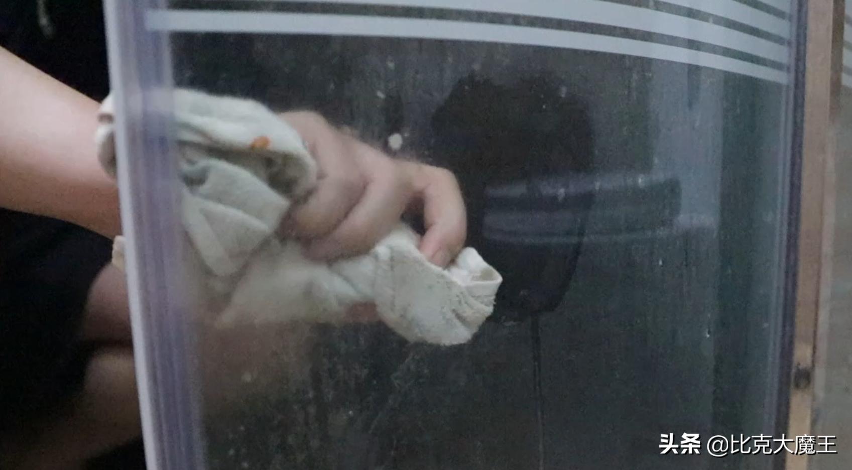 怎么除浴室玻璃上的顽固水垢,浴室玻璃上的顽固水垢怎么去除