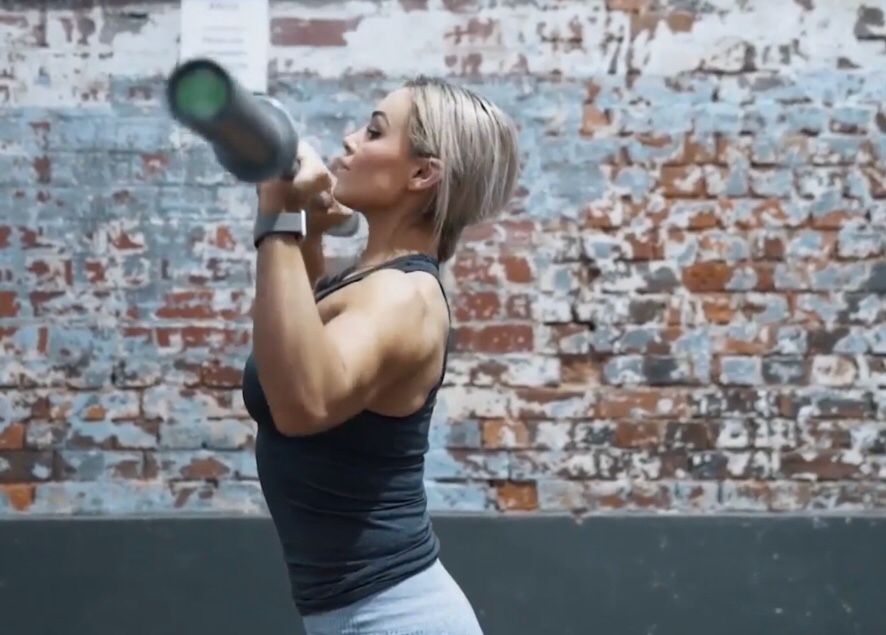 同样是杠铃推举，站姿比坐姿强在哪里？这几个要点让动作安全高效