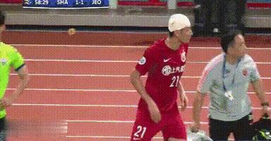 足球韩国队在比赛中多次恶意犯规,韩国球员对中国球迷竖中指