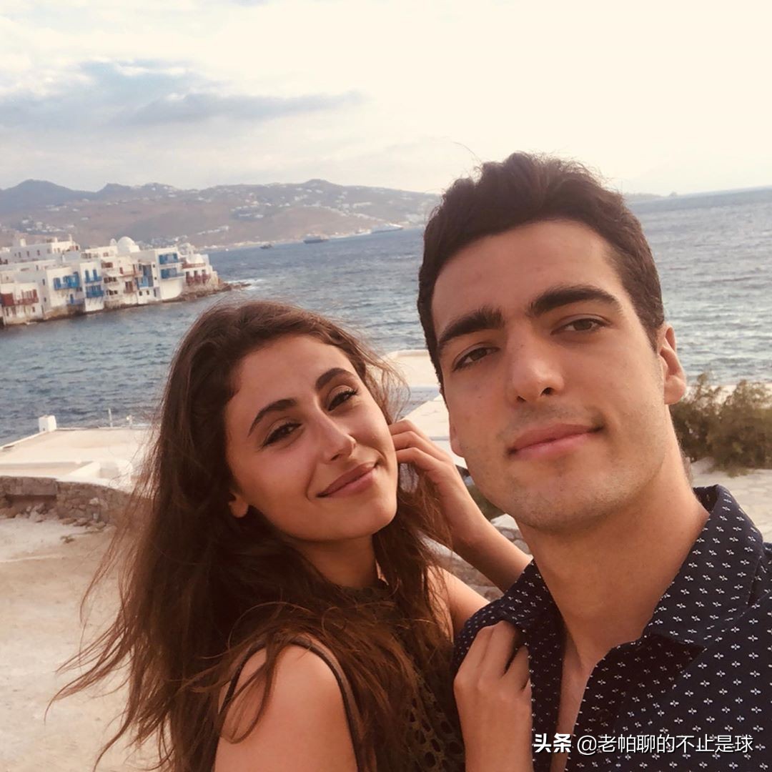 居家隔离怎样锻炼？西甲皇家社会球员梅里诺教你抱起女友练力量！