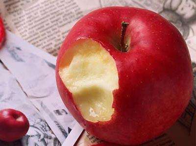 晚上究竟能不能吃苹果？营养师告诉我们：这2个时间段吃都可以