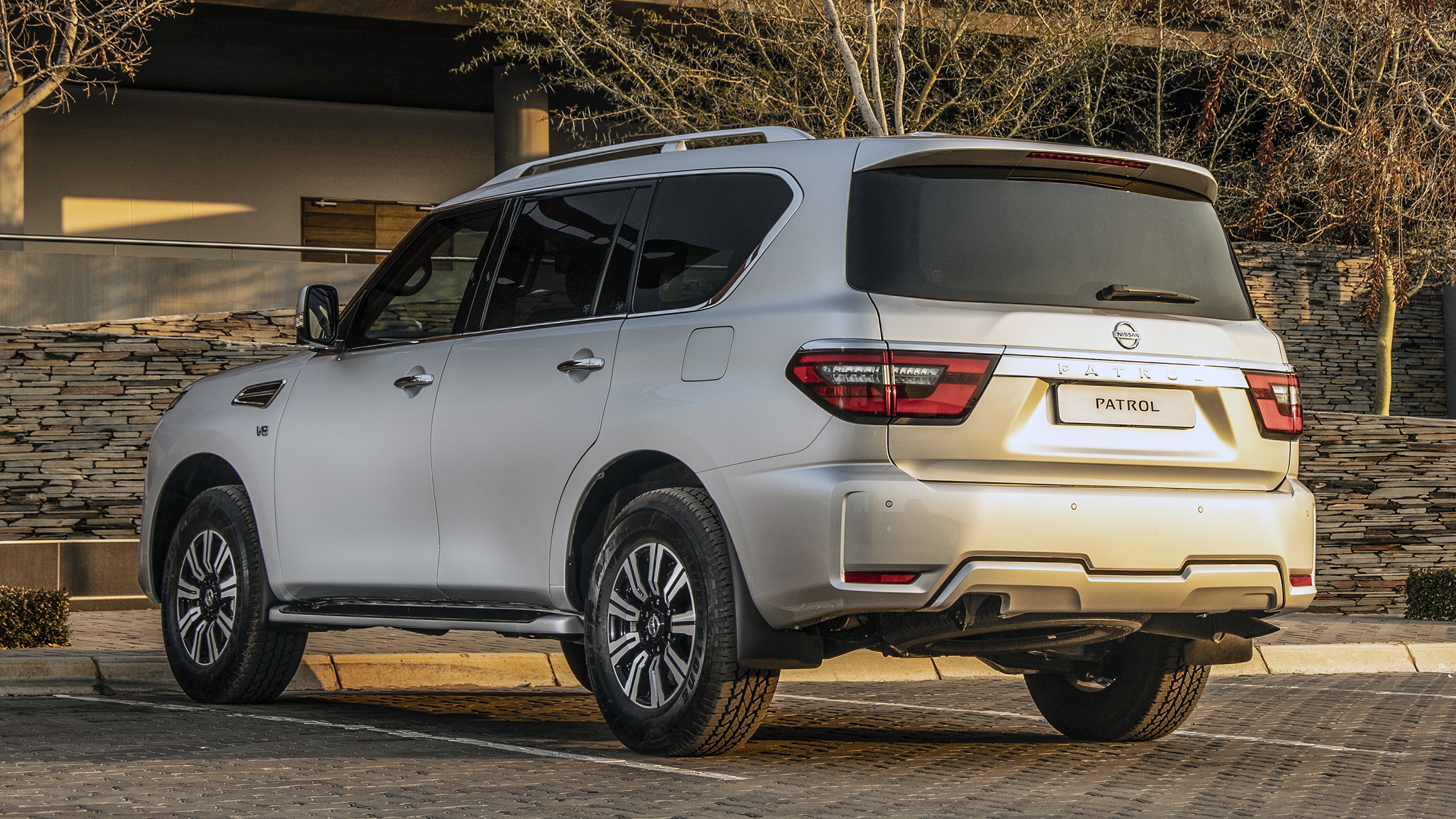 全新日产途乐有哪些亮点,丰田陆巡与日产途乐